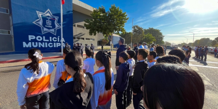 PARTICIPAN ESTUDIANTES DE SECUNDARIA GENERAL 5 EN CEREMONIA CÍVICA DE SSPM DE CAJEME