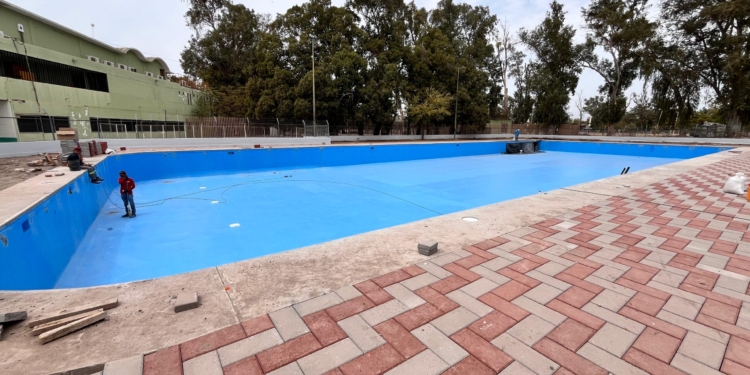SUPERVISA JAVIER LAMARQUE AVANCES EN PAVIMENTACIÓN Y REHABILITACIÓN DE ALBERCA OLÍMPICA EN CAJEME