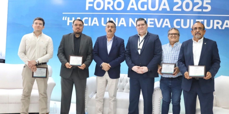 ENCABEZA JAVIER LAMARQUE EL FORO DEL AGUA ‘CUÍDALA, SE ACABA’