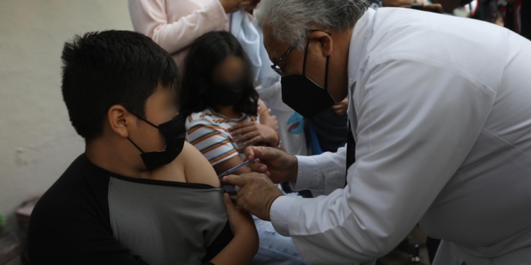 EPIDEMIÓLOGA LLAMA A LA VACUNACIÓN EN MÉXICO ANTE BROTES DE TOSFERINA Y SARAMPIÓN