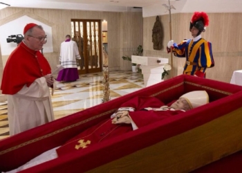 EL PAPA FRANCISCO EN SU ATAÚD, ASÍ EMPIEZA SU DESPEDIDA