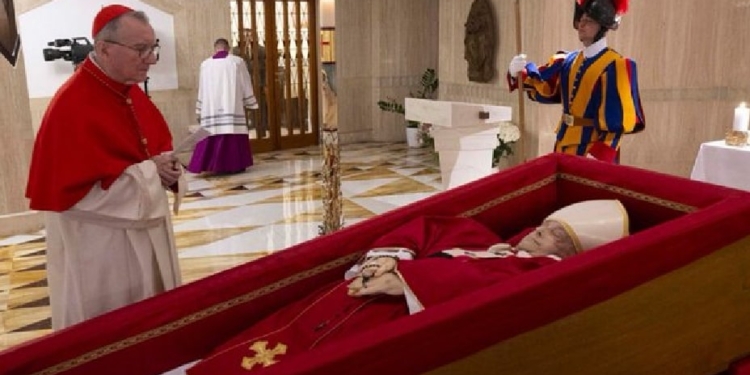 EL PAPA FRANCISCO EN SU ATAÚD, ASÍ EMPIEZA SU DESPEDIDA