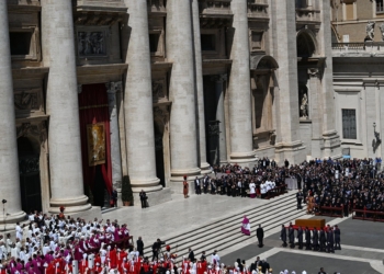 MILES DE FIELES SE DESPIDEN DEL PAPA EMOCIONADOS ANTE SANTA MARÍA LA MAYOR