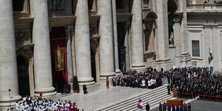 MILES DE FIELES SE DESPIDEN DEL PAPA EMOCIONADOS ANTE SANTA MARÍA LA MAYOR