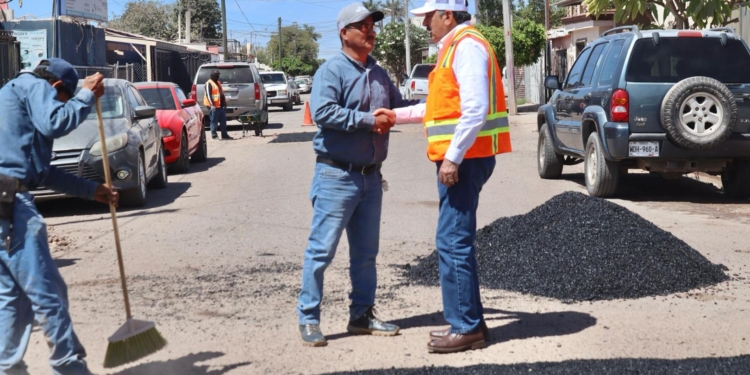 SUPERVISA ALCALDE JAVIER LAMARQUE OBRAS EN PROCESO DE PAVIMENTACIÓN