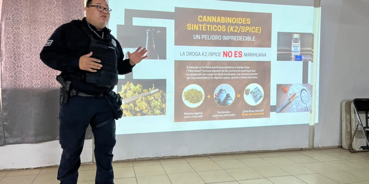 RECIBEN PLÁTICA DE PREVENCIÓN DEL DELITO MADRES Y PADRES DE FAMILIA DE LA TÉCNICA 8 EN EL CAMPO 16 DE CAJEME