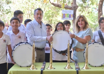 REALIZA ENTREGA JAVIER LAMARQUE DE MATERIAL PARA BANDA DE GUERRA EN LA SECUNDARIA GENERAL #4