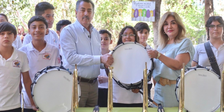 REALIZA ENTREGA JAVIER LAMARQUE DE MATERIAL PARA BANDA DE GUERRA EN LA SECUNDARIA GENERAL #4