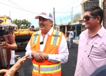 SUPERVISA PRESIDENTE JAVIER LAMARQUE OBRAS EN PROCESO DE BACHEO Y PAVIMENTACIÓN EN CAJEME