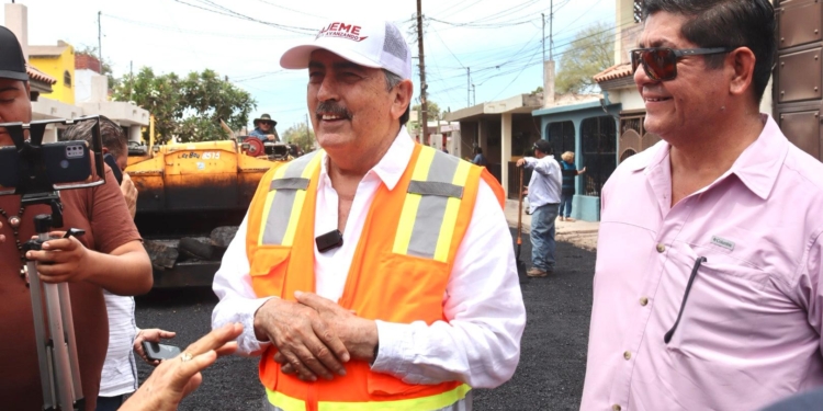 SUPERVISA PRESIDENTE JAVIER LAMARQUE OBRAS EN PROCESO DE BACHEO Y PAVIMENTACIÓN EN CAJEME