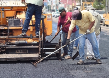 JAVIER LAMARQUE SUPERVISA AVANCES EN LA PAVIMENTACIÓN DE LA CALLE 300 EN CAJEME