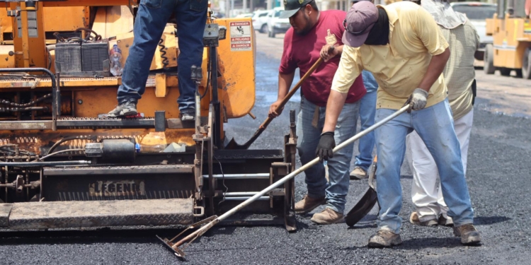 JAVIER LAMARQUE SUPERVISA AVANCES EN LA PAVIMENTACIÓN DE LA CALLE 300 EN CAJEME