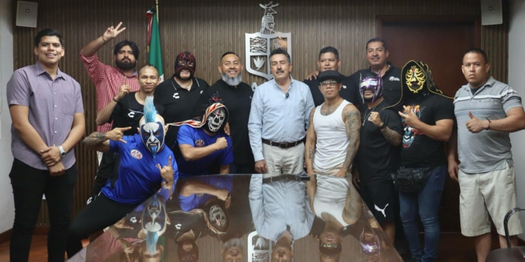 RECONOCE ALCALDE A ESTRELLAS MINI DE LA LUCHA LIBRE TRIPLE A