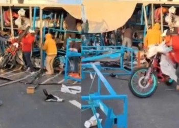 UN TRAILERO QUE TRANSPORTABA MOTOCICLETAS TUVO UN TERRIBLE ACC!DENT3 Y SU TRÁILER SE VOLTEÓ