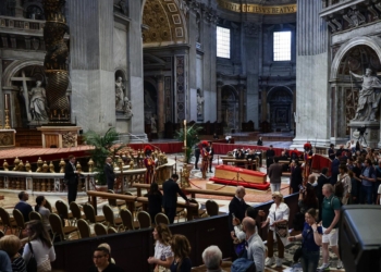CASI 20 MIL PERSONAS HAN DESFILADO ANTE EL FÉRETRO DEL PAPA FRANCISCO EN LA BASÍLICA DE SAN PEDRO