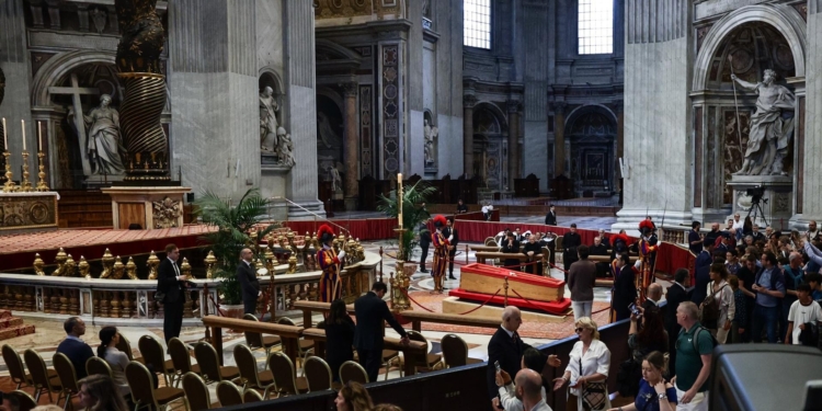 CASI 20 MIL PERSONAS HAN DESFILADO ANTE EL FÉRETRO DEL PAPA FRANCISCO EN LA BASÍLICA DE SAN PEDRO