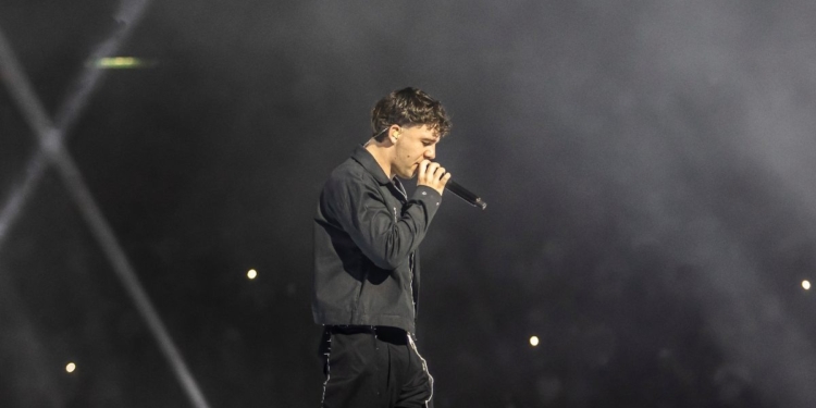 TRES PERSONAS LESIONADAS, DESPUÉS DE CAER EN CONCIERTO DE QUEVEDO EN LA CDMX