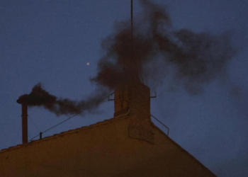 HUMO NEGRO, TRAS LA PRIMERA VOTACIÓN PARA ELEGIR AL NUEVO PAPA; NO HAY DECISIÓN