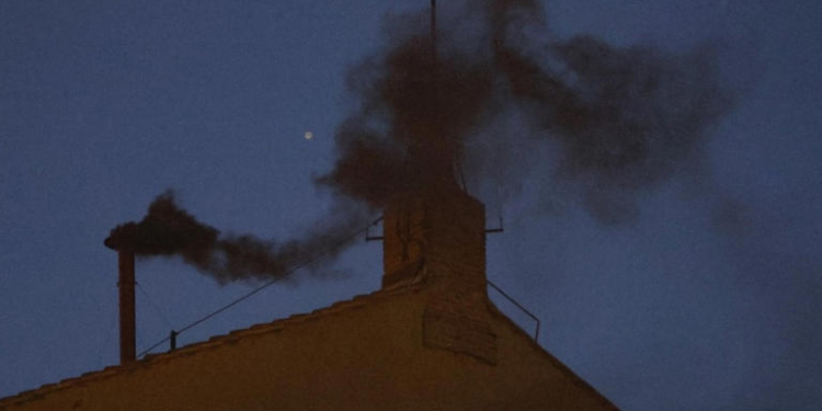 HUMO NEGRO, TRAS LA PRIMERA VOTACIÓN PARA ELEGIR AL NUEVO PAPA; NO HAY DECISIÓN