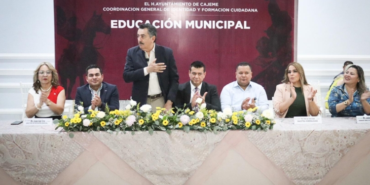 RECONOCEN AYUNTAMIENTO Y SEC A MAESTRAS Y MAESTROS EN SU DÍA