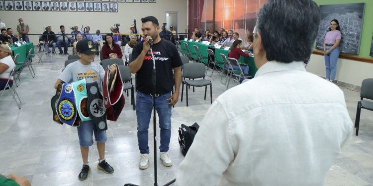 EN AUDIENCIA CIUDADANA APOYA ALCALDE JAVIER LAMARQUE A JOVEN PROMESA DEL BOXEO DE CAJEME