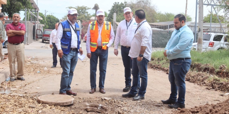 SUPERVISA JAVIER LAMARQUE TRABAJOS DE DESAZOLVE Y REPOSICIÓN DE BROCALES EN LA COLONIA LIBERTAD