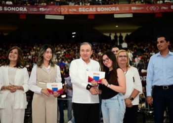 GOBERNADOR DURAZO CUMPLE AL BENEFICIAR A MÁS DE 10 MIL UNIVERSITARIOS CON BECAS ACADÉMICAS