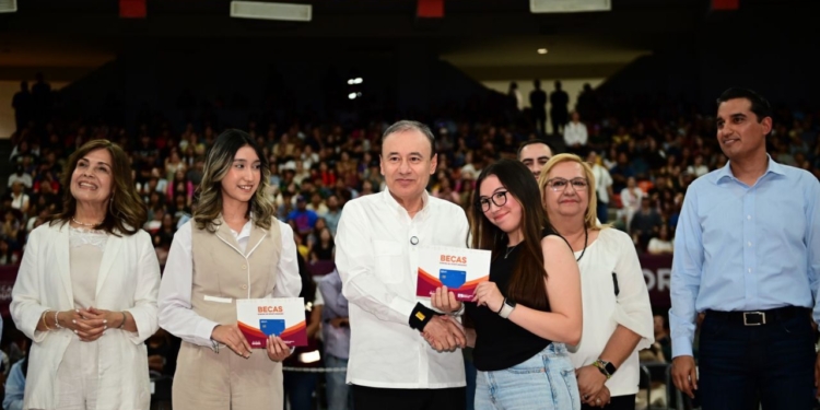 GOBERNADOR DURAZO CUMPLE AL BENEFICIAR A MÁS DE 10 MIL UNIVERSITARIOS CON BECAS ACADÉMICAS