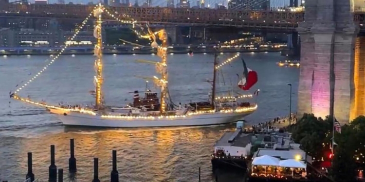 BUQUE CUAUHTÉMOC DE LA MARINA CHOCA CON PUENTE DE BROOKLYN, EN NUEVA YORK; HAY DOS MUERTOS