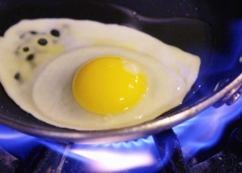 QUE CALOR!!! USUARIO DE TIKTOK COCINA UN HUEVO EN PLENA CALLE DE MONCLOVA, COAHUILA