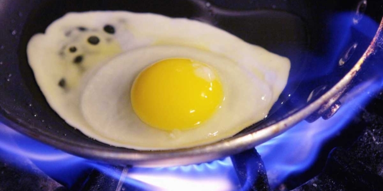 QUE CALOR!!! USUARIO DE TIKTOK COCINA UN HUEVO EN PLENA CALLE DE MONCLOVA, COAHUILA