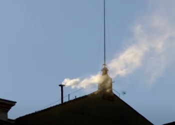 HUMO BLANCO EN LA BASÍLICA DE SAN PEDRO