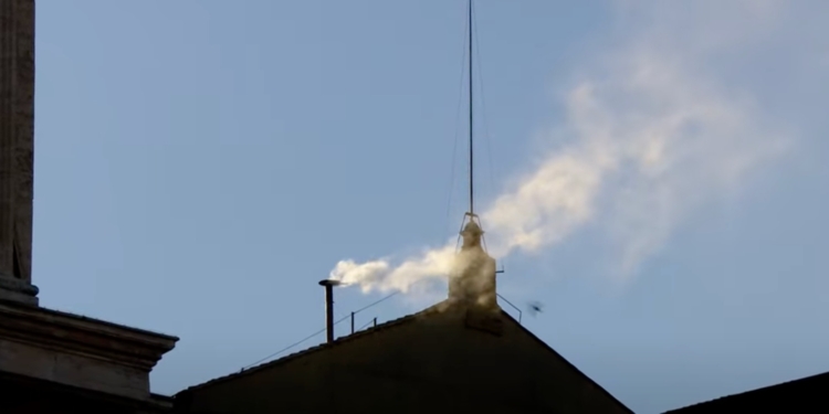 HUMO BLANCO EN LA BASÍLICA DE SAN PEDRO