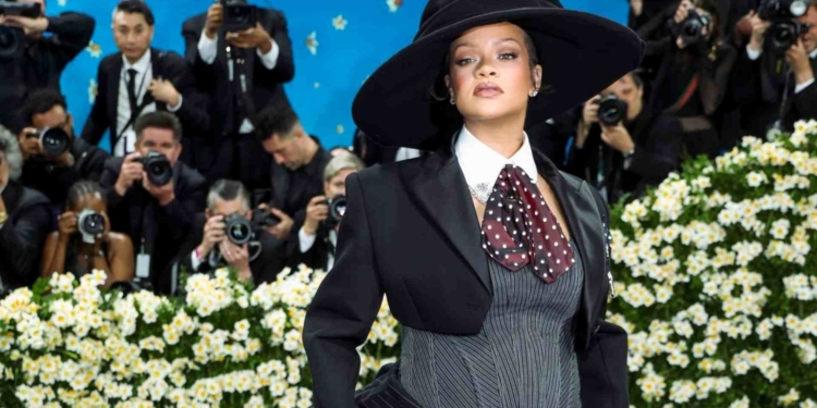 RIHANNA ANUNCIA SU TERCER EMBARAZO EN LA MET GALA