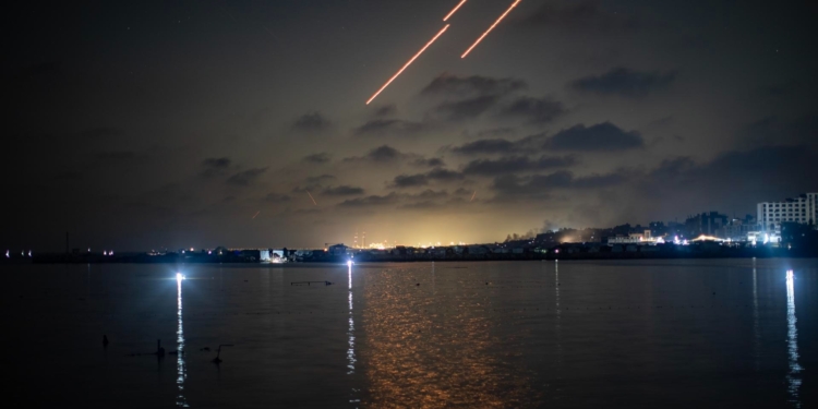 AL MENOS 34 HERIDOS Y VARIAS PERSONAS ATRAPADAS TRAS EL ATAQUE DE IRÁN CONTRA ISRAEL