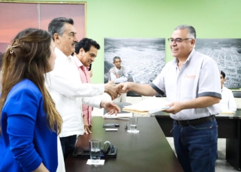 ACOMPAÑA PRESIDENTE JAVIER LAMARQUE A DELEGADOS DE LA SCT Y CAPUFE EN ENTREGA DE PERMISOS A TRANSPORTISTAS