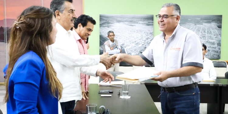 ACOMPAÑA PRESIDENTE JAVIER LAMARQUE A DELEGADOS DE LA SCT Y CAPUFE EN ENTREGA DE PERMISOS A TRANSPORTISTAS