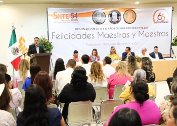 RECONOCE JAVIER LAMARQUE A LAS Y LOS MAESTROS DEL MUNICIPIO DE CAJEME