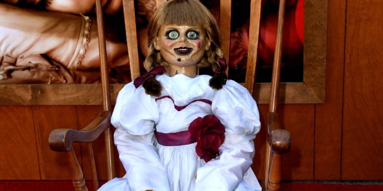 MUÑECA ANNABELLE, BAJO LLAVE: LA ACUSAN DE INCENDIO Y FUGA EN NUEVA ORLEANS
