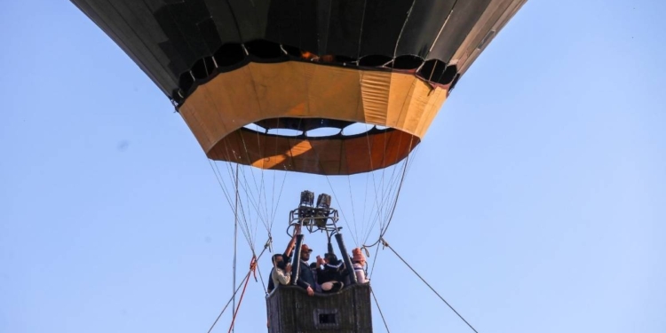 TRAGEDIA EN BRASIL: GLOBO AEROSTÁTICO SE INCENDIA EN PLENO VUELO Y DEJA 8 MUERTOS