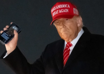 DONALD TRUMP LANZARÁ SU PROPIO CELULAR DORADO T1 PHONE