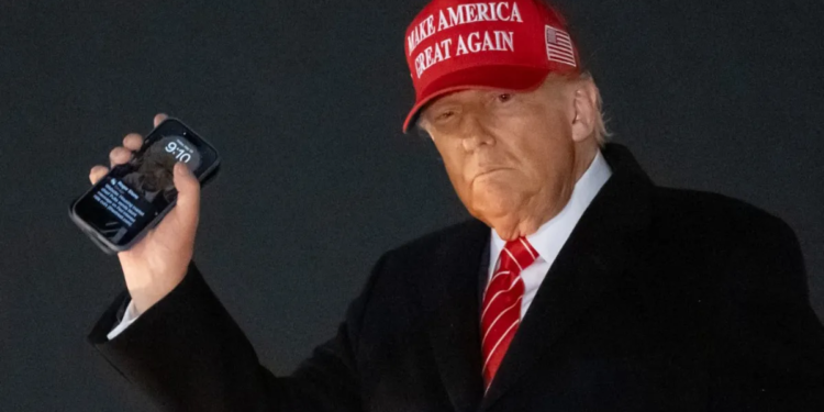 DONALD TRUMP LANZARÁ SU PROPIO CELULAR DORADO T1 PHONE