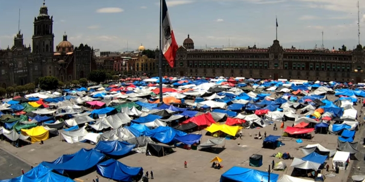 CNTE COMIENZA CON EL LEVANTAMIENTO DEL PLANTÓN EN EL ZÓCALO DE LA CDMX