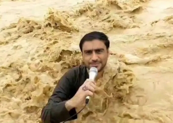 FUE ARRASTRADO POR INUNDACIONES MIENTRAS ESTABA EN DIRECTO EN PAKISTÁN