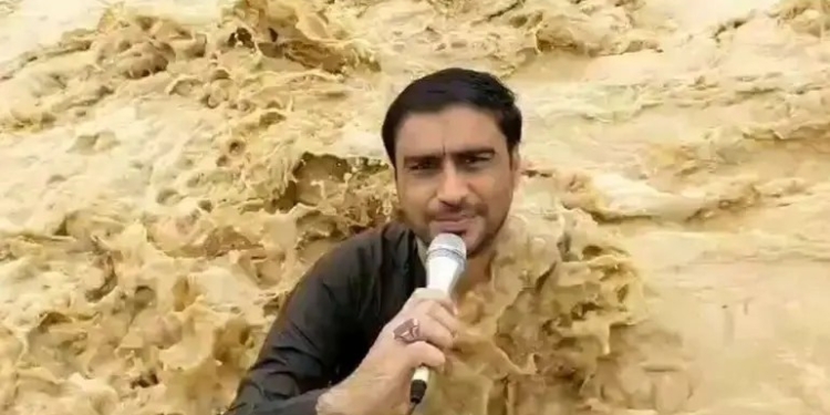 FUE ARRASTRADO POR INUNDACIONES MIENTRAS ESTABA EN DIRECTO EN PAKISTÁN