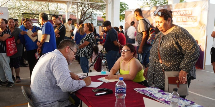 GOBERNADOR DURAZO LLEVA SERVICIOS GRATUITOS DE LA FERIA ‘SONORA ATIENDE’ A LA COLONIA INTERNACIONAL