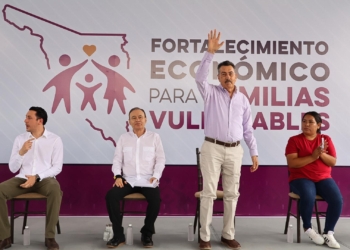 JAVIER LAMARQUE ACOMPAÑA AL GOBERNADOR ALFONSO DURAZO EN LA ENTREGA DE TARJETAS DEL PROGRAMA FOMENTO ECONÓMICO PARA FAMILIAS VULNERABLES