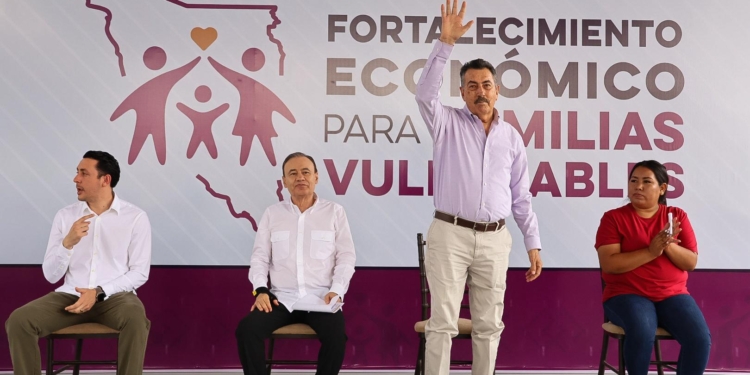 JAVIER LAMARQUE ACOMPAÑA AL GOBERNADOR ALFONSO DURAZO EN LA ENTREGA DE TARJETAS DEL PROGRAMA FOMENTO ECONÓMICO PARA FAMILIAS VULNERABLES