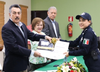 JAVIER LAMARQUE HACE ENTREGA DE GRADOS A POLICÍAS MUNICIPALES