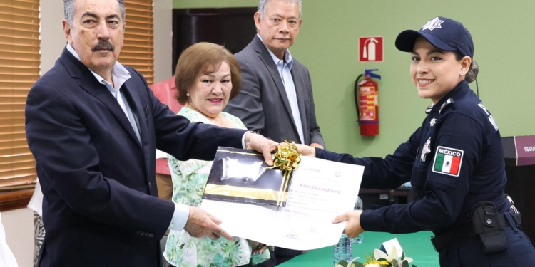 JAVIER LAMARQUE HACE ENTREGA DE GRADOS A POLICÍAS MUNICIPALES